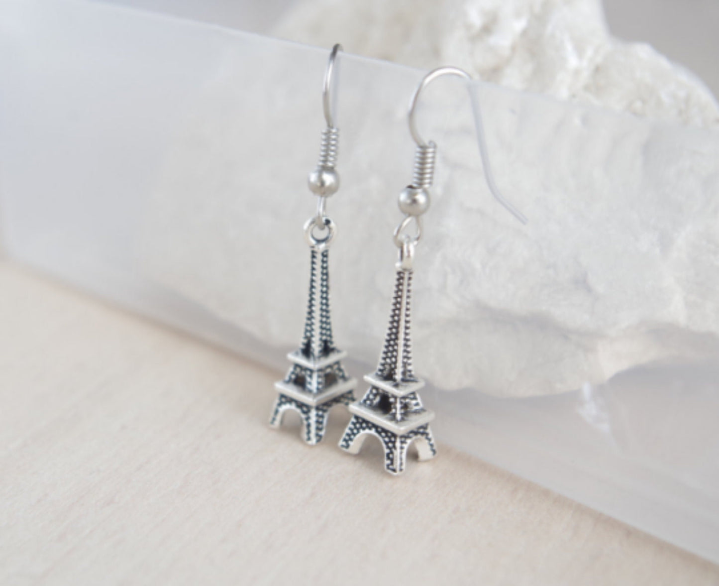 Boucles d'Oreilles Tour Eiffel a Paris  – Élégance Parisienne Pendentif Vintage