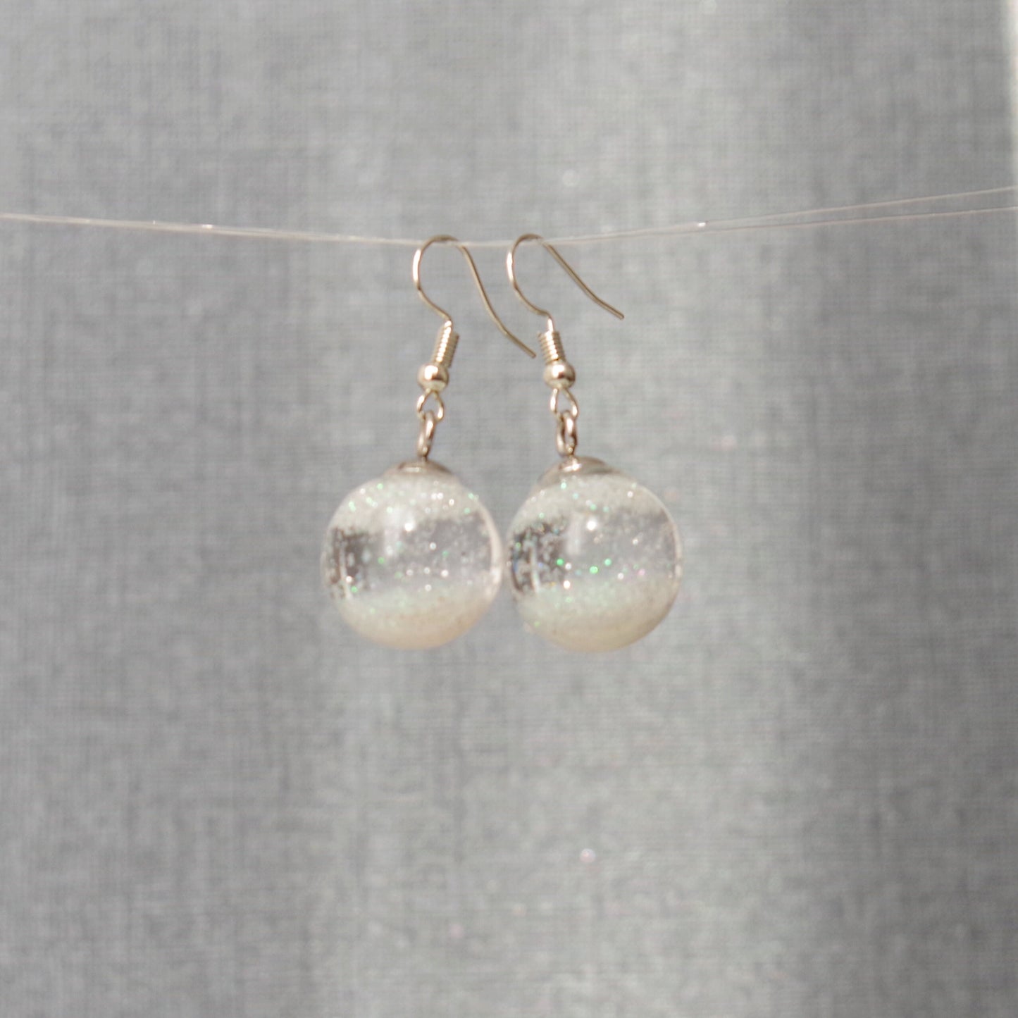 Flocons Envolés – Boucles d’Oreilles Globe en Verre Hivernales