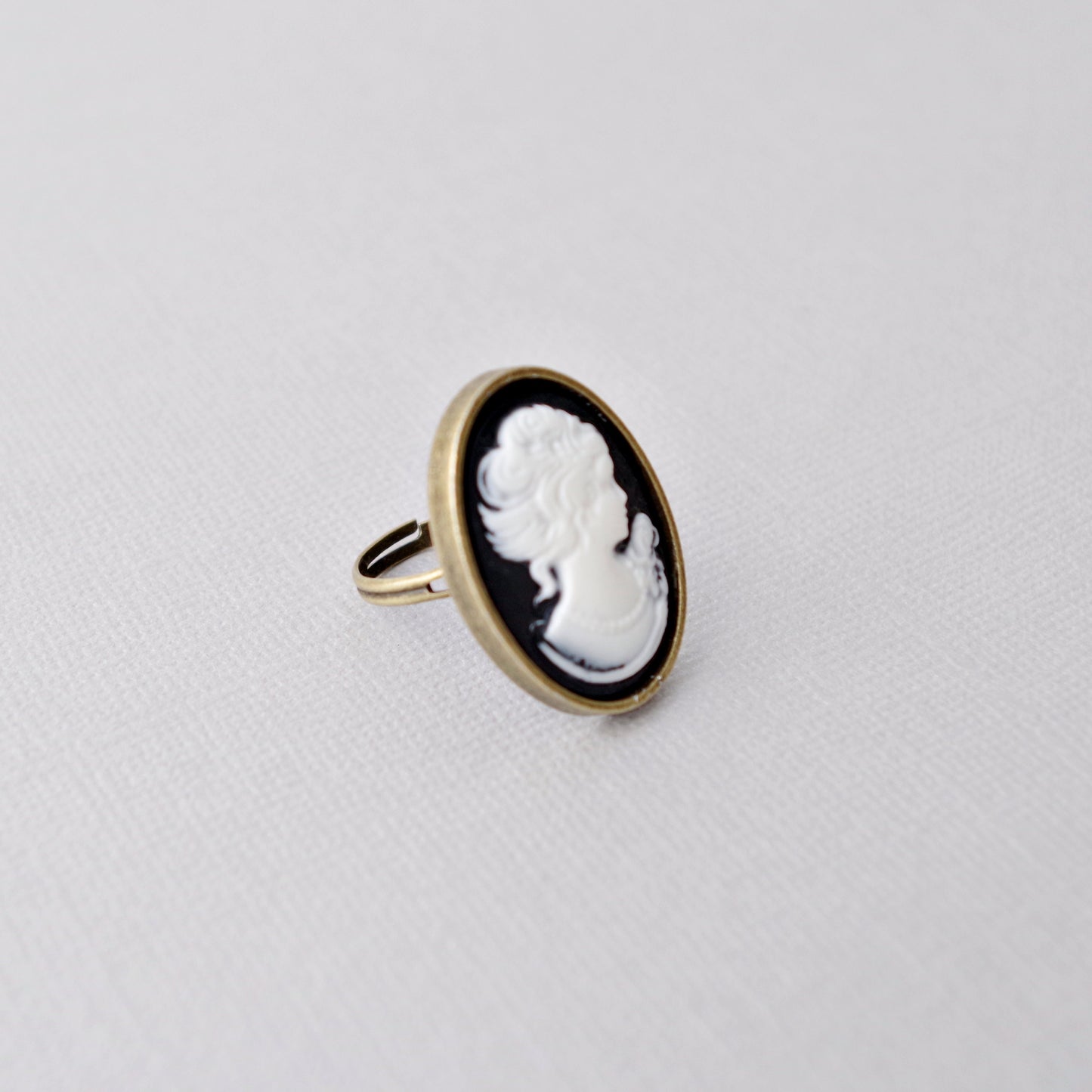 Bague camée noire et blanche – Silhouette dame victorienne sur monture bronze réglable, style vintage raffiné