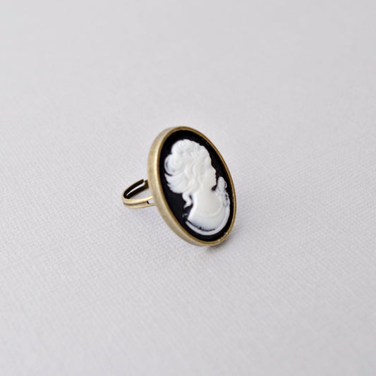 Bague camée noire et blanche – Silhouette dame victorienne sur monture bronze réglable, style vintage raffiné