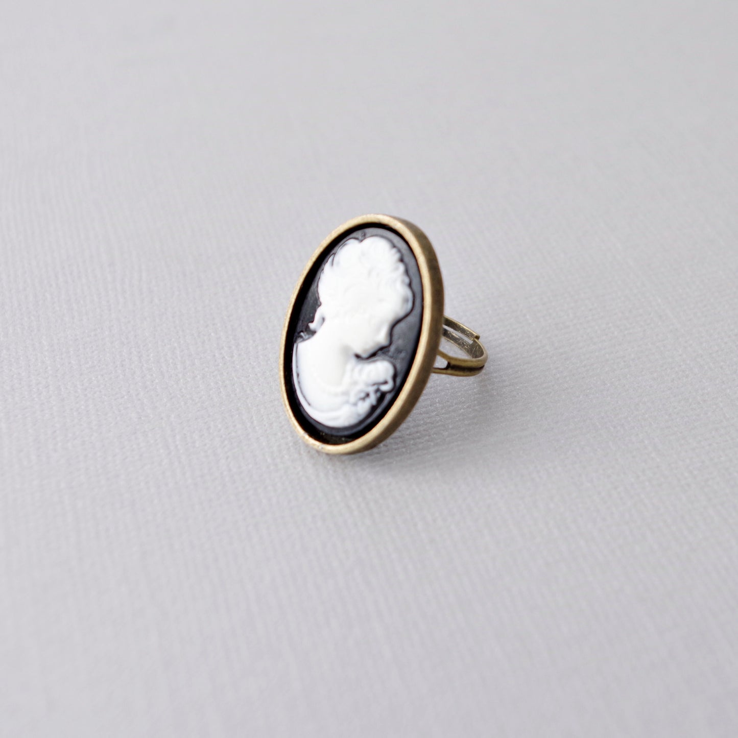Bague camée dame victorienne – Bijou vintage noir et blanc, monture bronze réglable