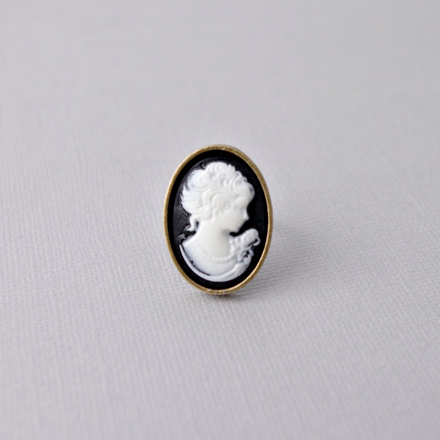 Bague camée dame victorienne – Bijou vintage vert et blanc, monture bronze réglable