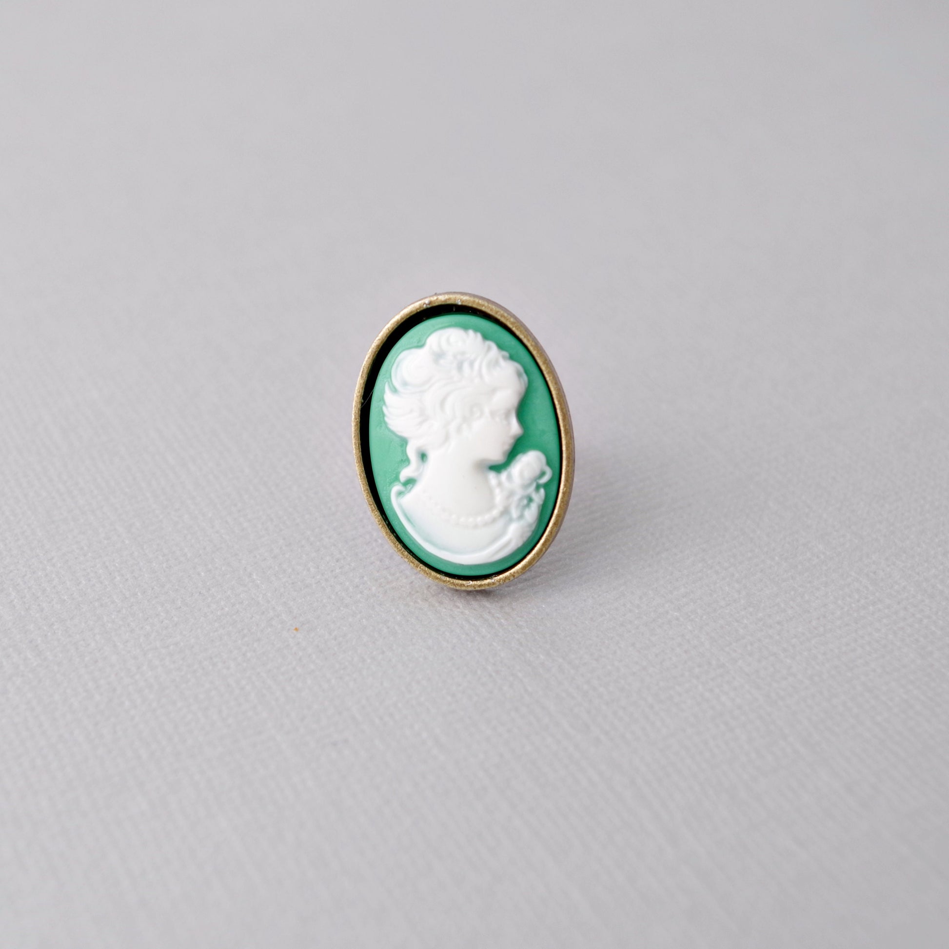 Bague camée vert et blanc – Silhouette dame victorienne sur monture bronze réglable, style vintage raffiné