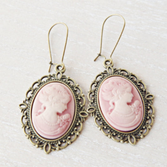 Boucles d’oreilles camée femme en bronze au style vintage. Portrait élégant en relief. Cadeau parfait pour maman ou pour une touche rétro-chic. Livraison rapide.