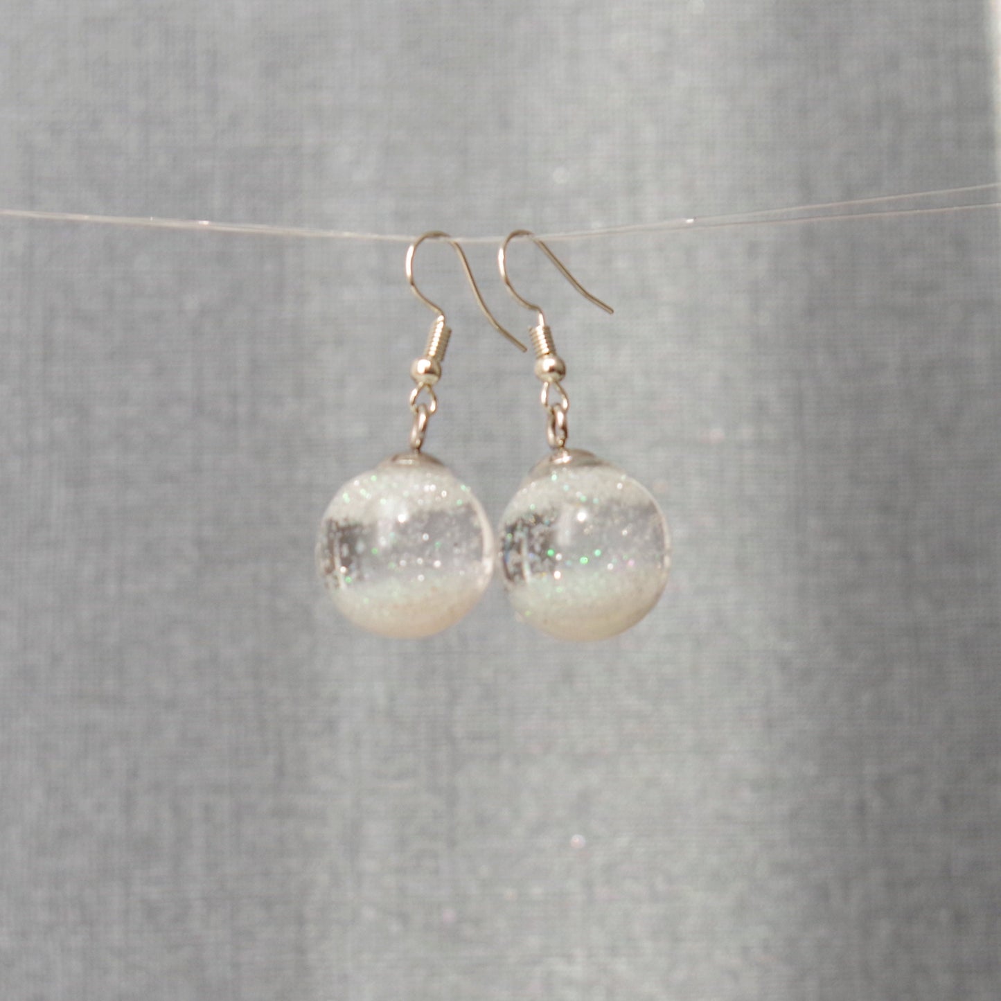 Flocons Envolés – Boucles d’Oreilles Globe en Verre Hivernales