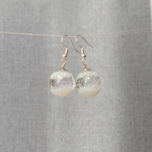 Flocons Envolés – Boucles d’Oreilles Globe en Verre Hivernales