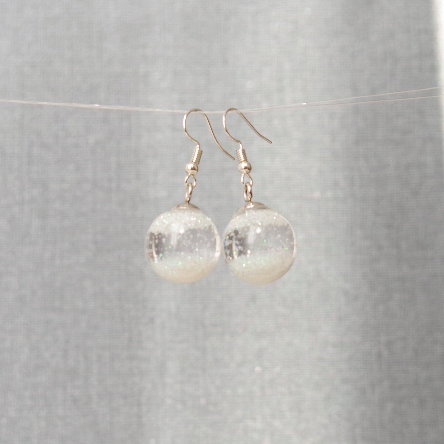 Flocons Envolés – Boucles d’Oreilles Globe en Verre Hivernales