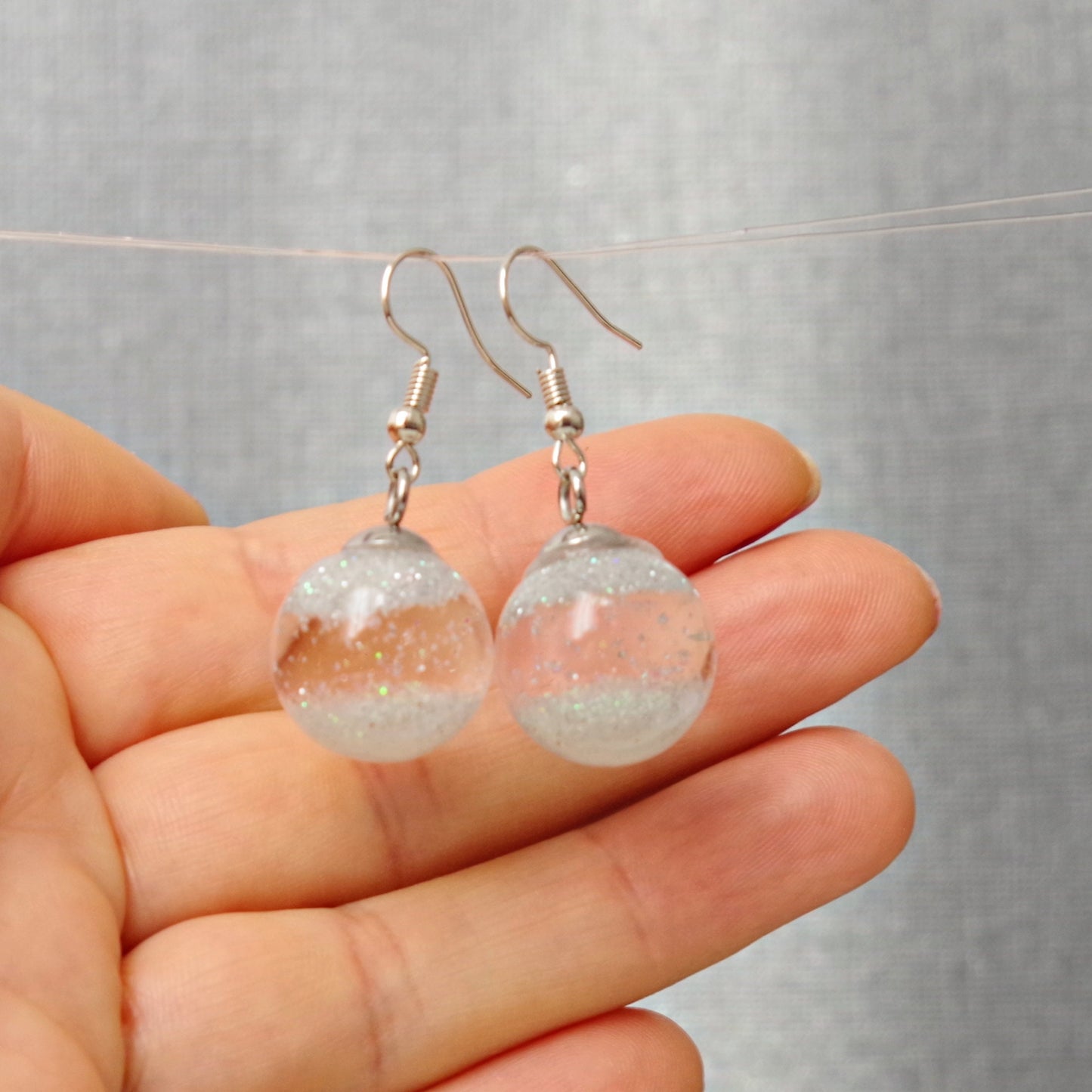 Flocons Envolés – Boucles d’Oreilles Globe en Verre Hivernales