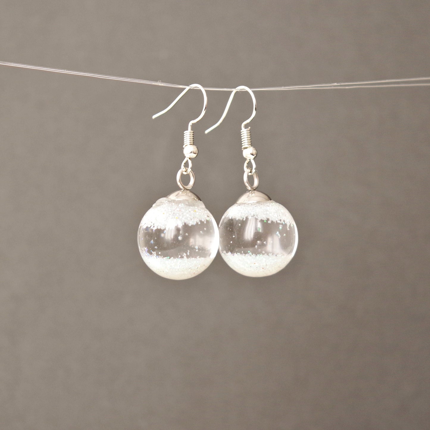 Flocons Envolés – Boucles d’Oreilles Globe en Verre Hivernales