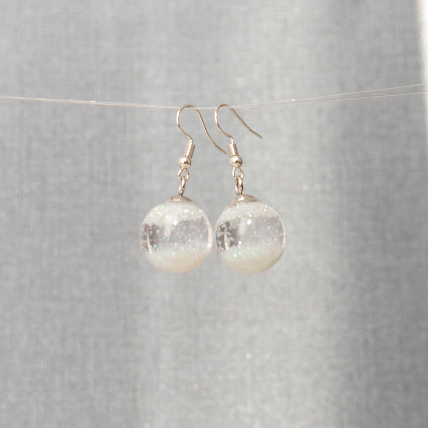 Flocons Envolés – Boucles d’Oreilles Globe en Verre Hivernales