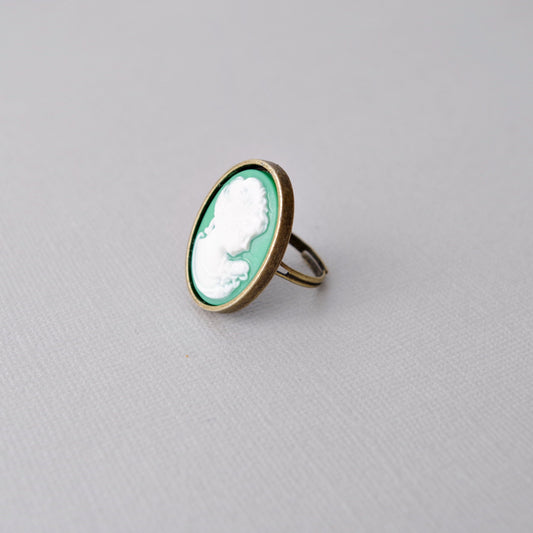 Bague camée dame victorienne – Bijou vintage vert et blanc, monture bronze réglable