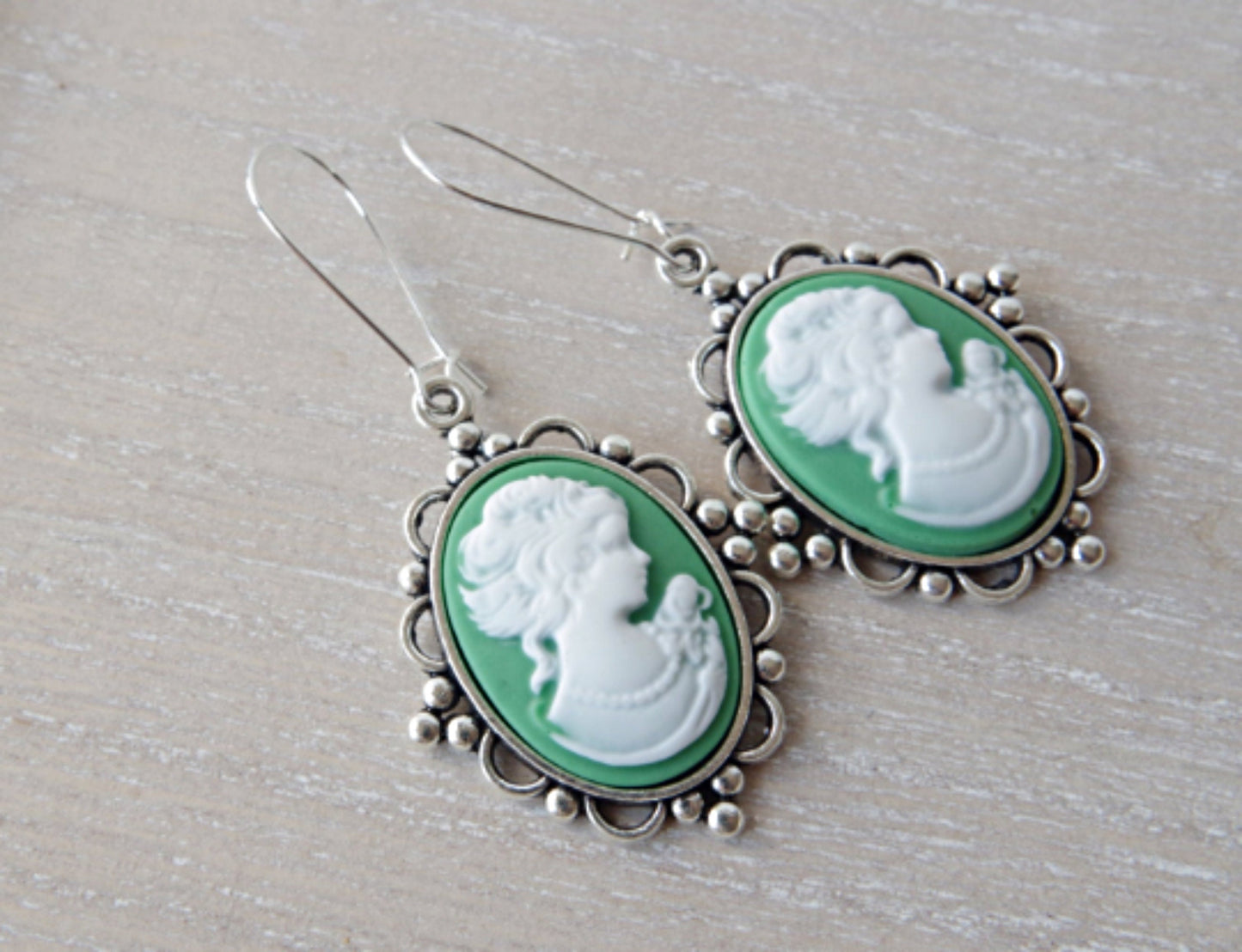 Boucles d’Oreilles Camée en Vert – Élégance Vintage et Silhouette de Dame Ivoire