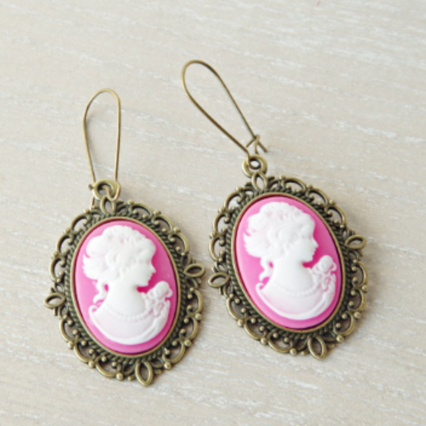 Boucles d’oreilles camée rose – Silhouette de jeune femme vintage, bijou élégant et romantique