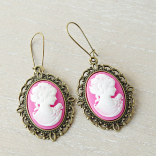 Texte pour la photo :
Boucles d’oreilles camée rose avec silhouette de jeune femme, style vintage raffiné sur crochets anciens, présentées sur fond neutre pour souligner leur élégance intemporelle.