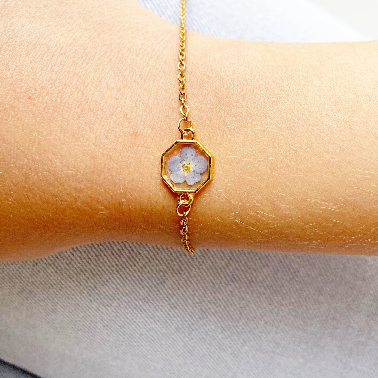 Bracelet Fleur Myosotis en Résine – Bijou Hexagonal Fait Main