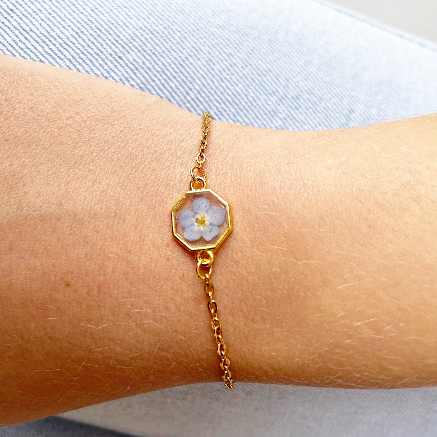 Bracelet Fleur Myosotis en Résine – Bijou Hexagonal Fait Main