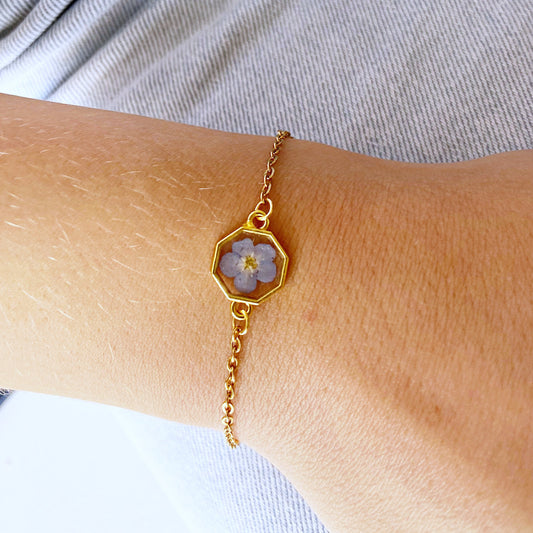 Bracelet avec fleur bleue myosotis in résine ,bijoux hexagone d'ore avec myosotis in résine ,cadeau de Noël pour femmes