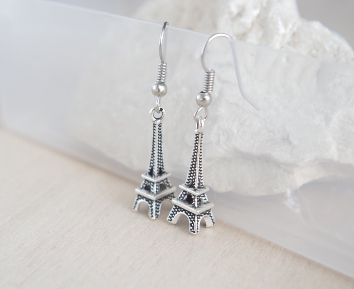 Offrez une touche de Paris avec ces boucles d'oreilles Tour Eiffel en bronze antique. Élégantes, légères et artisanales — un bijou raffiné, parfait comme souvenir romantique ou cadeau unique.