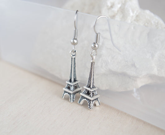 Offrez une touche de Paris avec ces boucles d'oreilles Tour Eiffel en bronze antique. Élégantes, légères et artisanales — un bijou raffiné, parfait comme souvenir romantique ou cadeau unique.